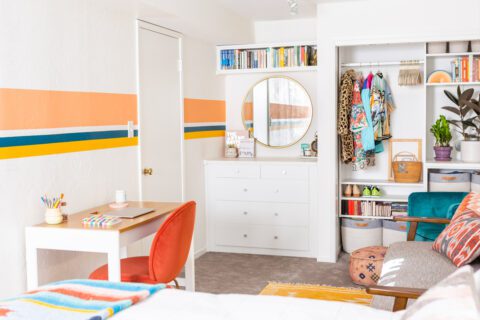 Diseño de armario y dormitorio para niños con colores brillantes y gabinetes para almacenamiento empotrados de California Closets
