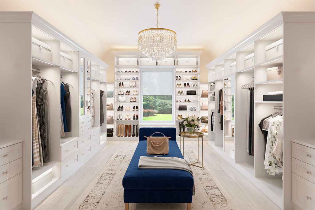 Vestidor de lujo con almacenaje para calzado, gabinetes a medida y estantes abiertos de California Closets