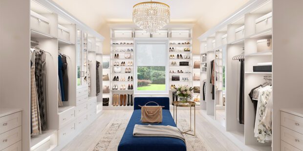 Vestidor de lujo con almacenaje para calzado, gabinetes a medida y estantes abiertos de California Closets