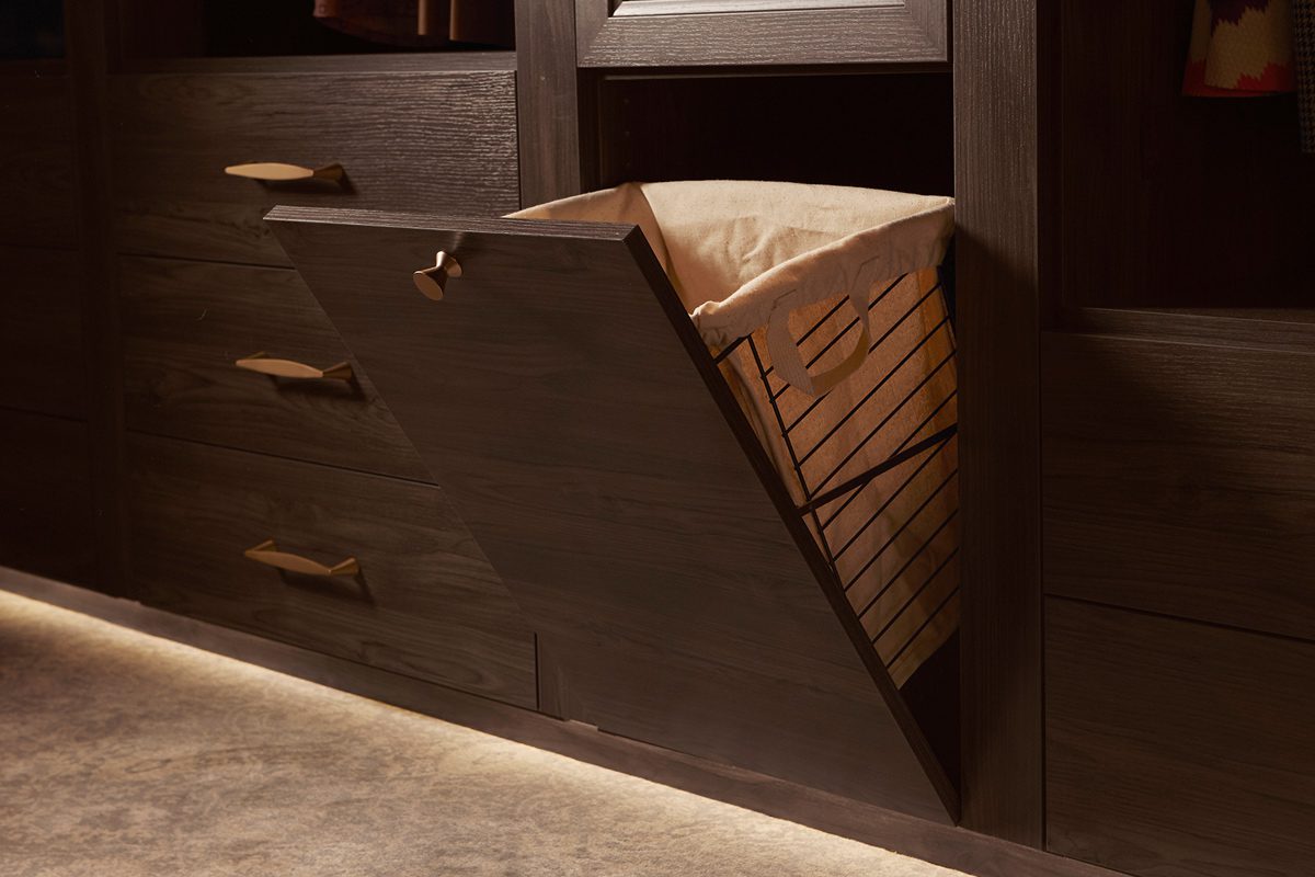 Cesta extraíble personalizada con acabado de madera oscura diseñada por California Closets