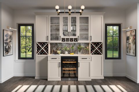 Almacenamiento personalizado para despensa de cocina con estantes abiertos, gabinetes personalizados, estantes para almacenamiento de vinos en forma de x y puertas de vidrio de California Closets