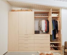 Cajones para dormitorio en acabado madera natural echo por California Closets