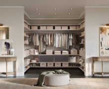 Diseño de vestidor en forma de U con acabado en madera veteada clara de California Closets