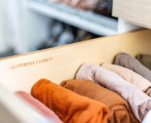 Organización de cajones para ropa interior y camisetas sin mangas con acabado en madera veteada natural de California Closets