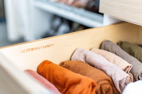 Organización de cajones para ropa interior y camisetas sin mangas con acabado en madera veteada natural de California Closets