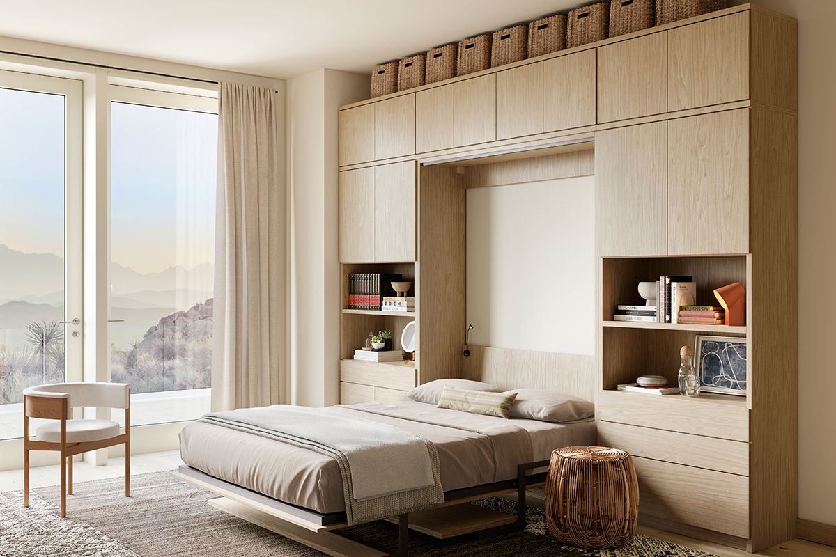 Cama de pared con gabinetes de almacenamiento personalizados y estantes en acabado claro de California Closets