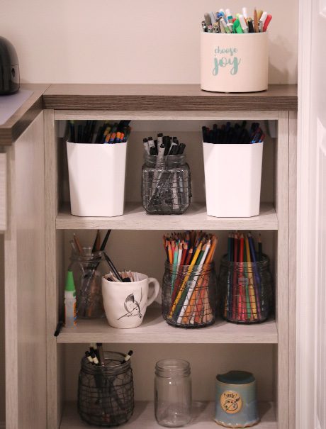 Cajón de tono neutro personalizado con estantes para accesorios diseñado en una oficina en casa.