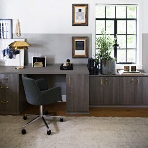 Oficina en casa a medida con escritorio en gris diseñado por California Closets