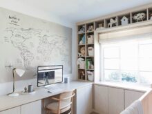 Oficina en casa a medida con almacenamiento en la pared y escritorio diseñado por California Closets.