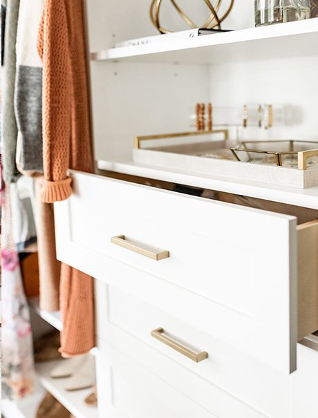 El armario blanco a medida de Brittany Sjogren diseñado por California Closets