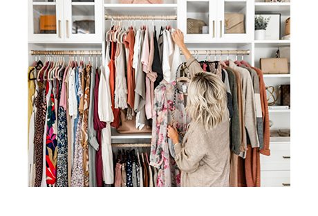 La bloguera de estilo de vida Brittany Sjogren y el armario blanco a medida que California Closets diseñó para ella