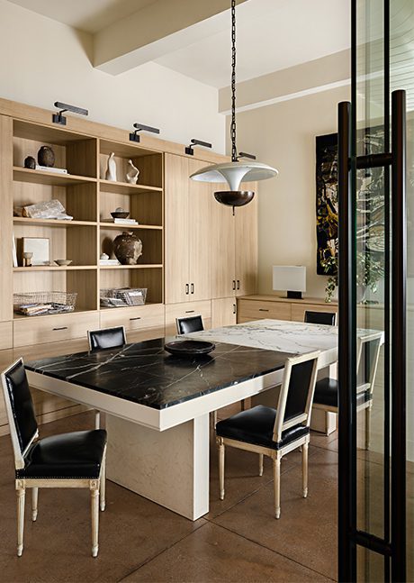 California Closets y Jeremiah Brent colaboraron en un nuevo diseño de oficina en un acabado neutro de grano de madera, perfecto para recibir a clientes e invitados.