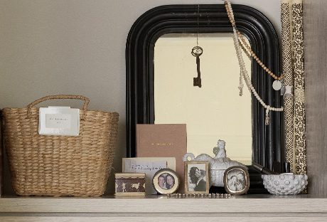 Estantería de armario en acabado de madera clara con objetos personales ordenados creada por California Closets