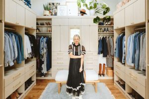 Los vestidores de Washington DC para Rachel Rosenthal y su marido fueron creados con la organización en mente en acabado de madera veteada blanca por California Closets