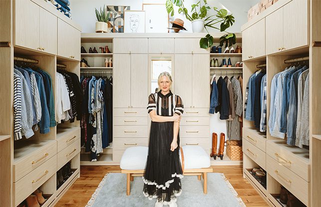 Los vestidores de Washington DC para Rachel Rosenthal y su marido fueron creados con la organización en mente en acabado de madera veteada blanca por California Closets