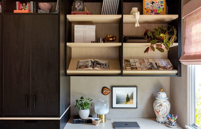 Un diseño híbrido de armario y diseño con escritorio y estantes empotrados con acabado en madera veteada oscura de California Closets 