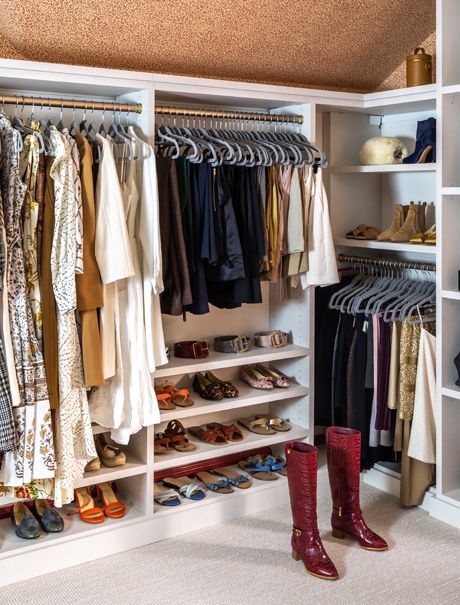 El vestidor reinventado de Sarah Flint con almacenamiento que cobre la esquina, estantes para zapatos y una organización personalizada diseñada por California Closets