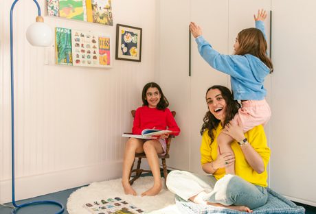 Espacio creativo y divertido para manualidades para Heather Taylor y sus hijos diseñado convirtiendo un espacio de garaje de California Closets