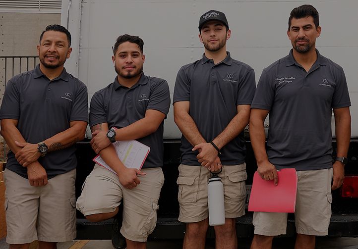 Técnicos instaladores que trabajan en California Closets