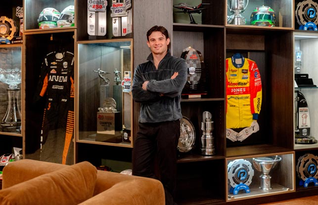 Pato O'Ward en su espacio rediseñado que honra el deporte de las carreras de autos, sus logros y otros recuerdos de las carreras.